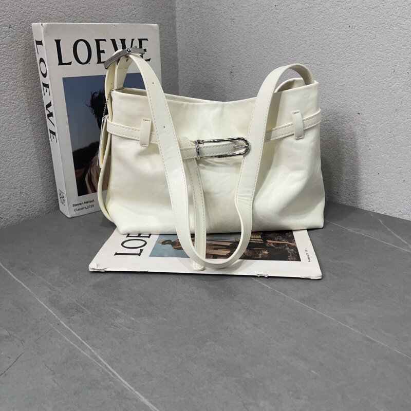 2026新款韩版托特包休闲软皮慵懒风皮带装饰腋下单肩包纯色斜跨包