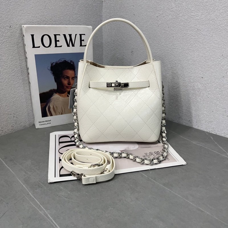 2026新款韩版菱格绣线水桶包质感链子腋下单肩包手提包纯色斜跨包