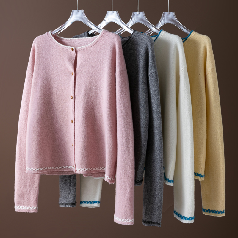 可爱减龄纯羊毛落肩长袖毛衣开衫