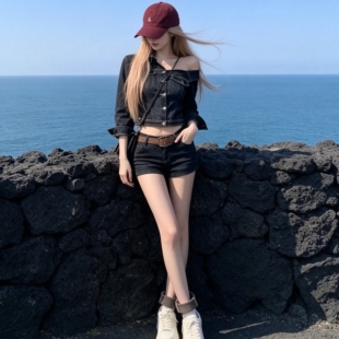 轻奢百搭性感金蘑菇小众辣妹个性不对称斜肩中袖牛仔衬衫短裤套装