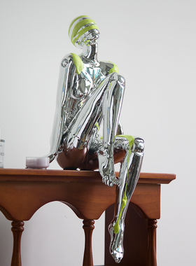 超现实后现代银色机械姬坐姿摆件