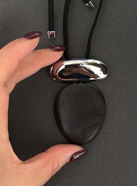 设计感黑色椭圆吊坠金属毛衣链