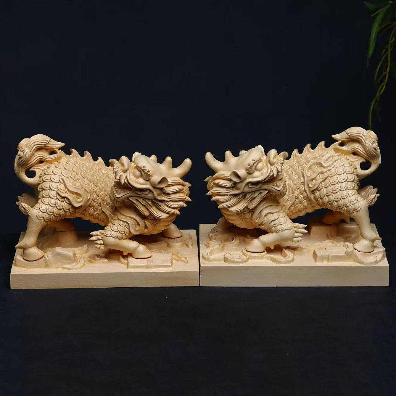 桧木精雕神兽麒麟一对家居办公摆