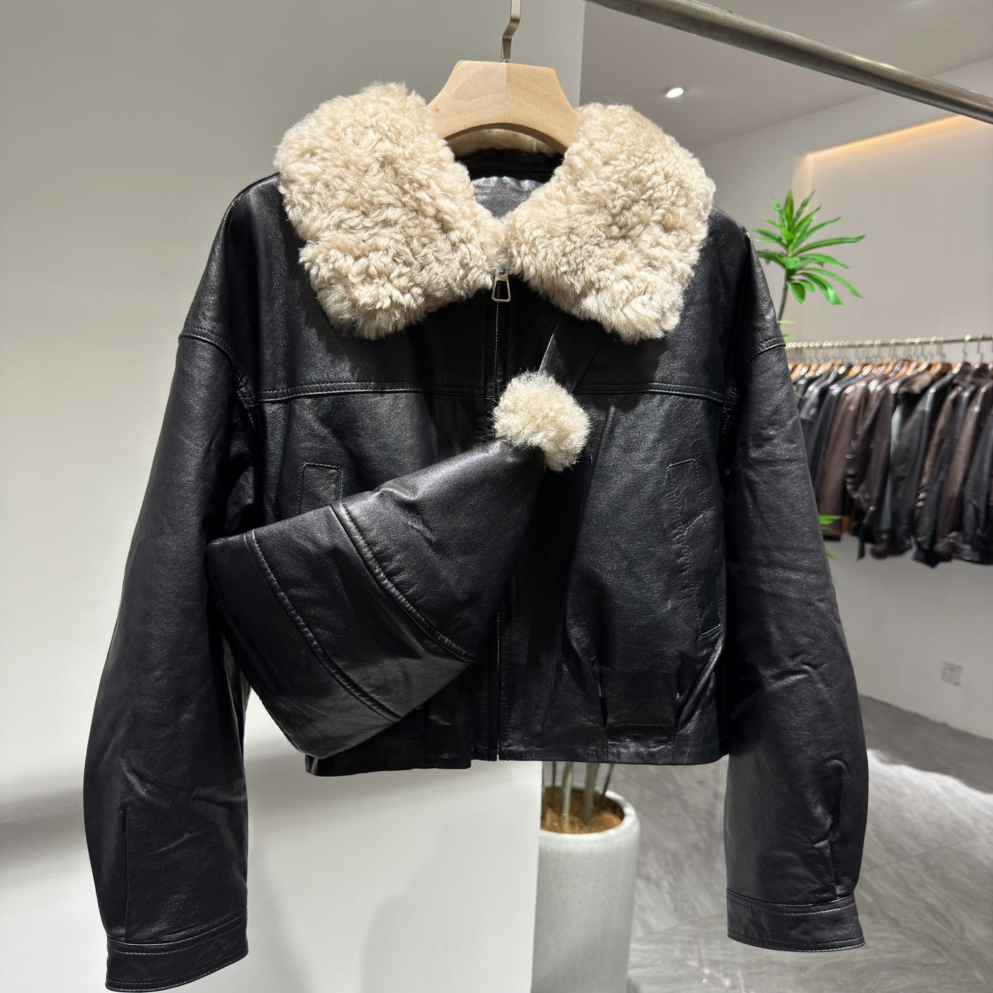 欧洲站2025冬季新款女设计师款羊羔毛领真皮皮衣带背包羊皮羽绒服