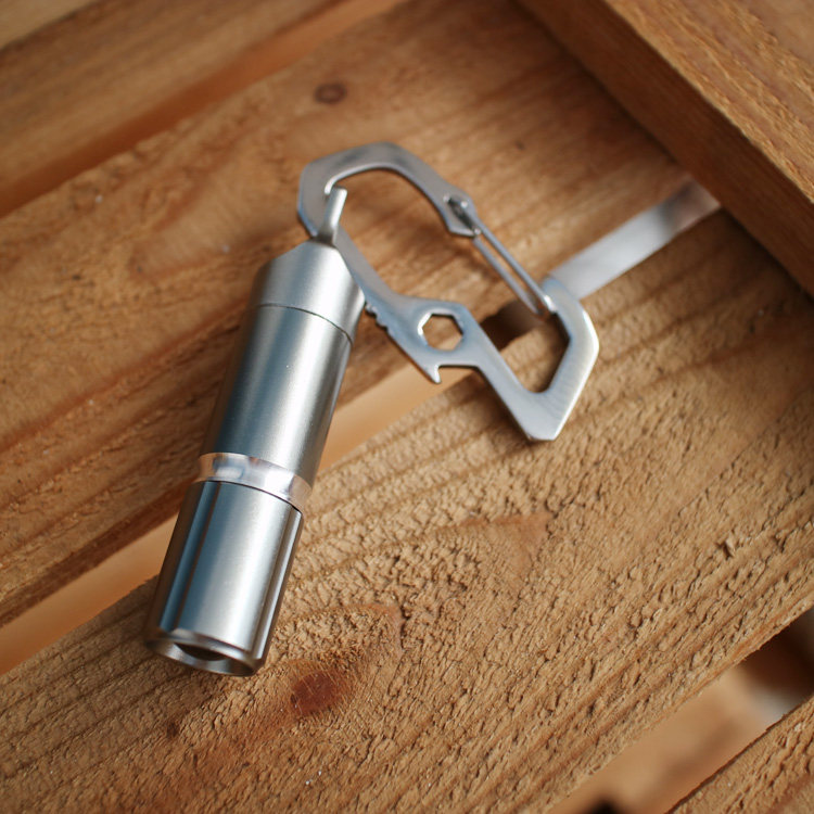 [三樓] HUK防水鋁管LED手電筒 帶多功能登山扣在類目 戶外/登山/野營/旅行用品, 戶外照明, 手電筒中 - 來自Buy2taobao.com提供專業的淘寶代購服務