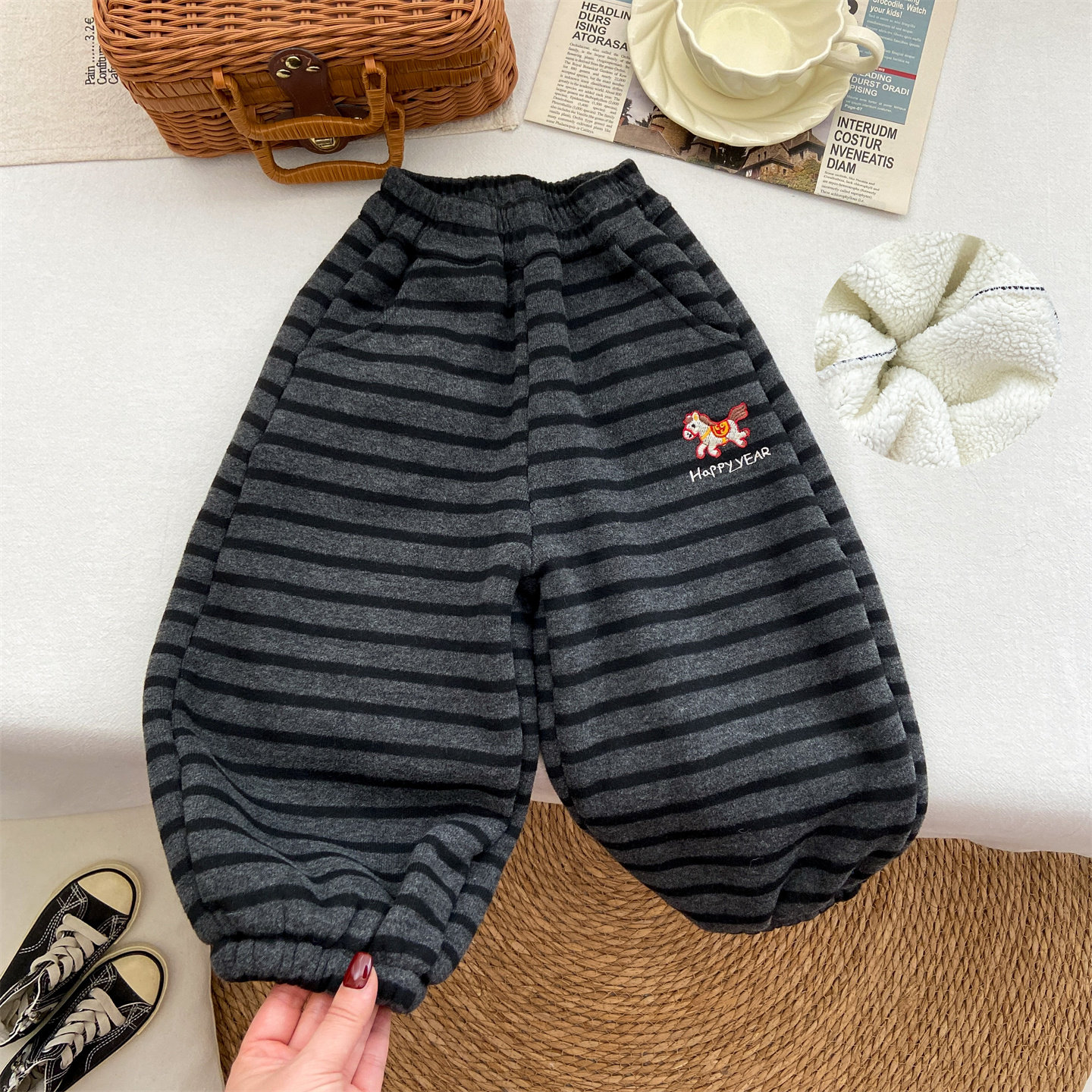 女童加绒裤子宝宝洋气冬季新款小马灯笼裤加厚羊羔绒条纹收口卫裤