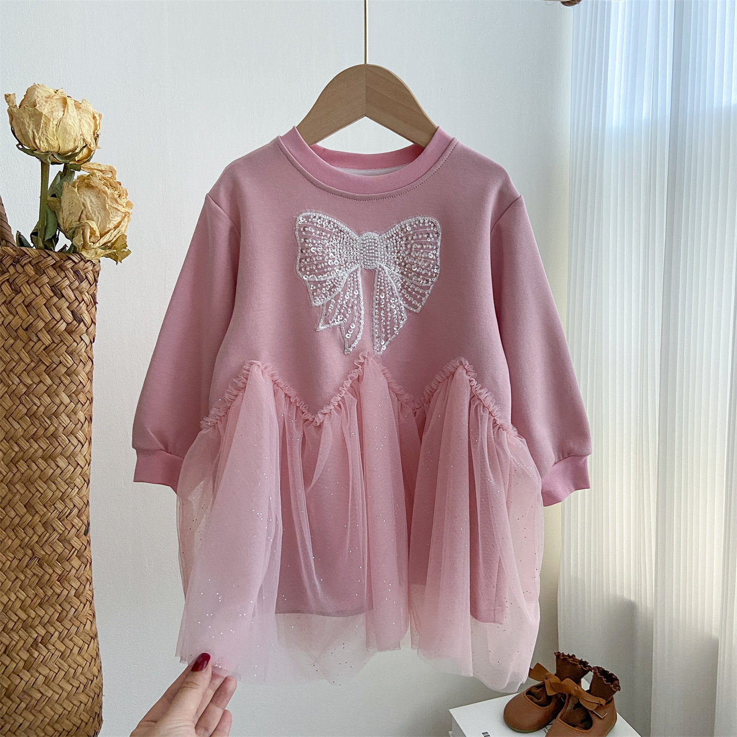 女童裙子春装2026新款女宝宝韩系洋气粉色大蝴蝶结长袖连衣裙纱裙