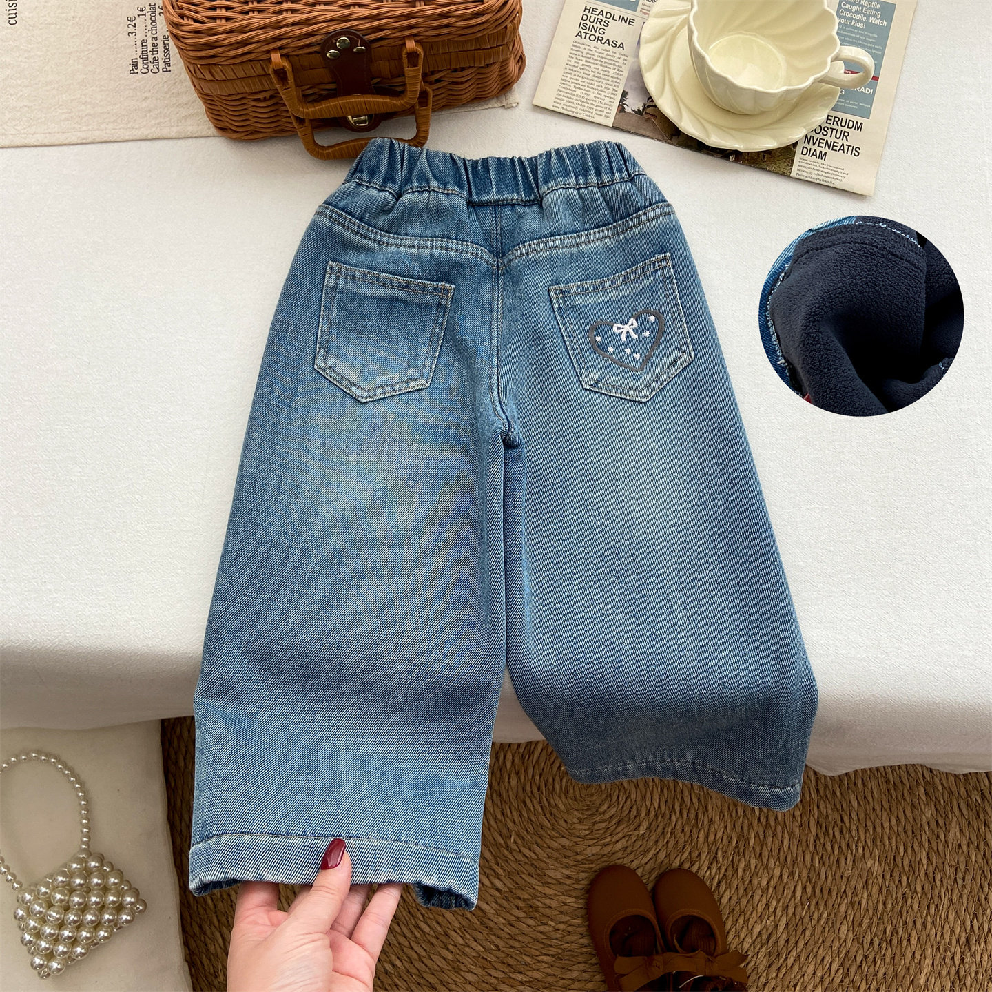 女童裤子秋冬款2025新款冬季直筒裤时髦加绒牛仔裤刺绣爱心长裤潮