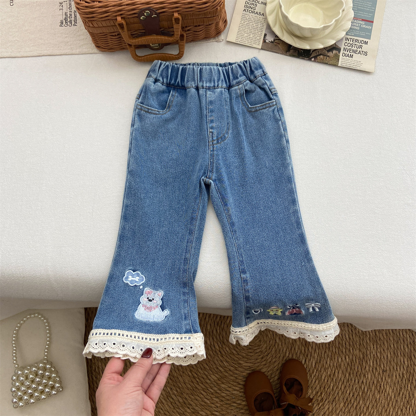 女童裤子2026新款宝宝韩系洋气精致刺绣小狗花边牛仔裤时尚喇叭裤