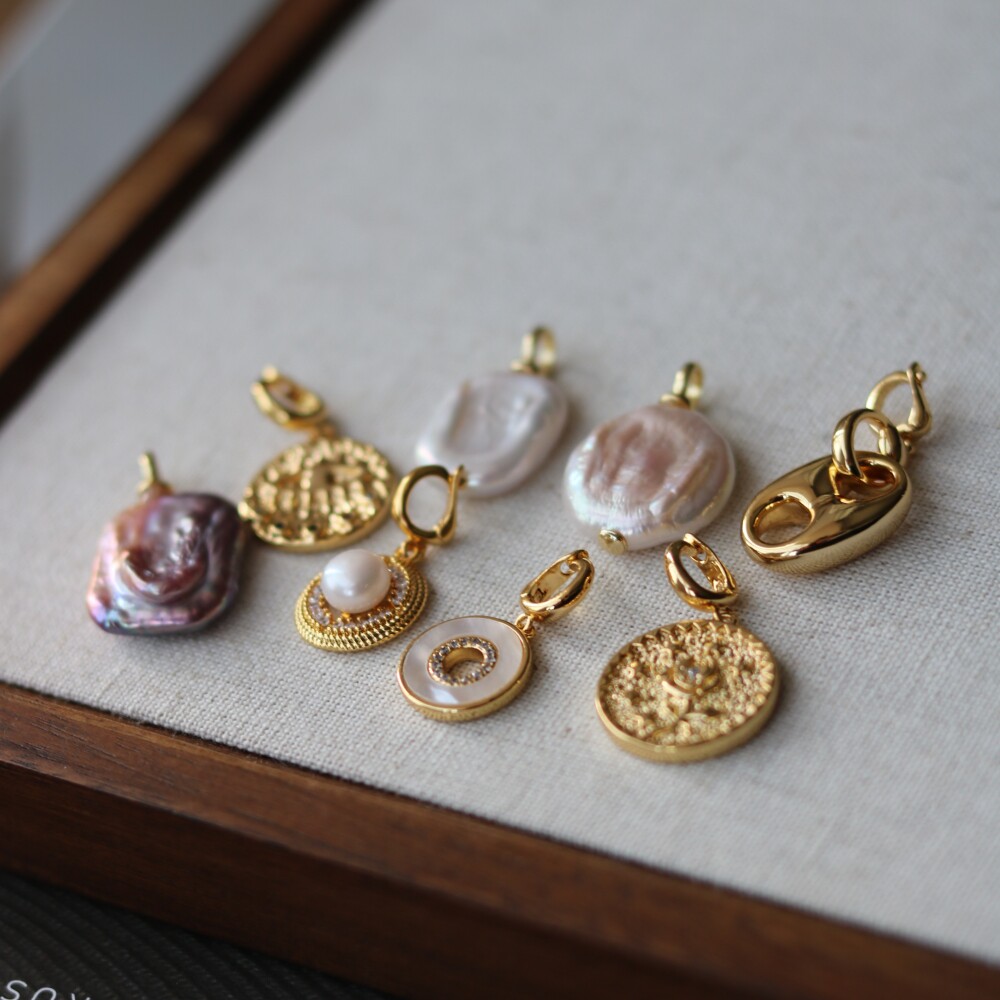设计款天然贝母钛钢万能扣吊坠大口径项链坠轻奢百搭配饰女饰品