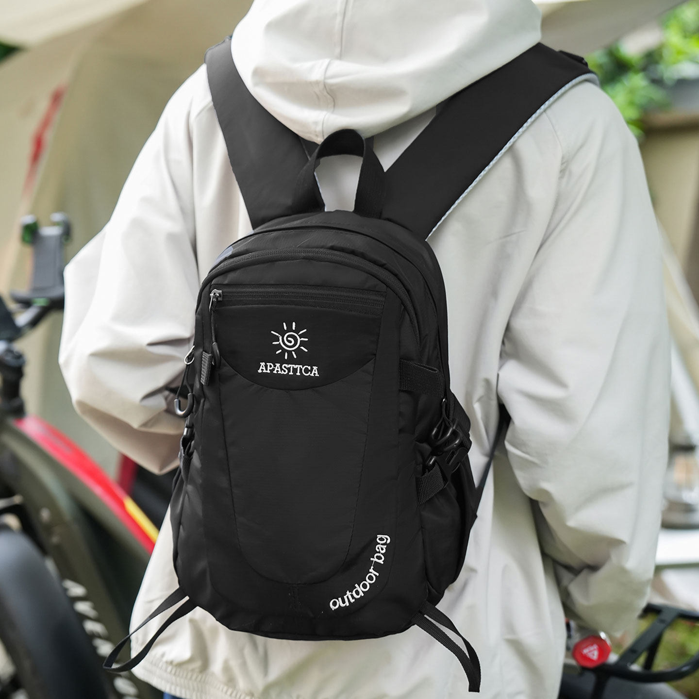 小型户外登山包男女步轻便运动徒休闲黑色双肩包日常通勤学生书包