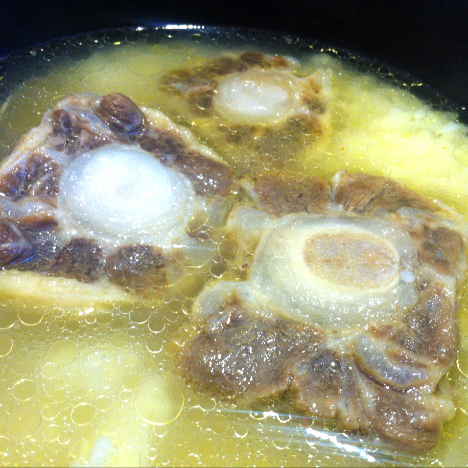 食铺牛尾煲汤佳品精修油边