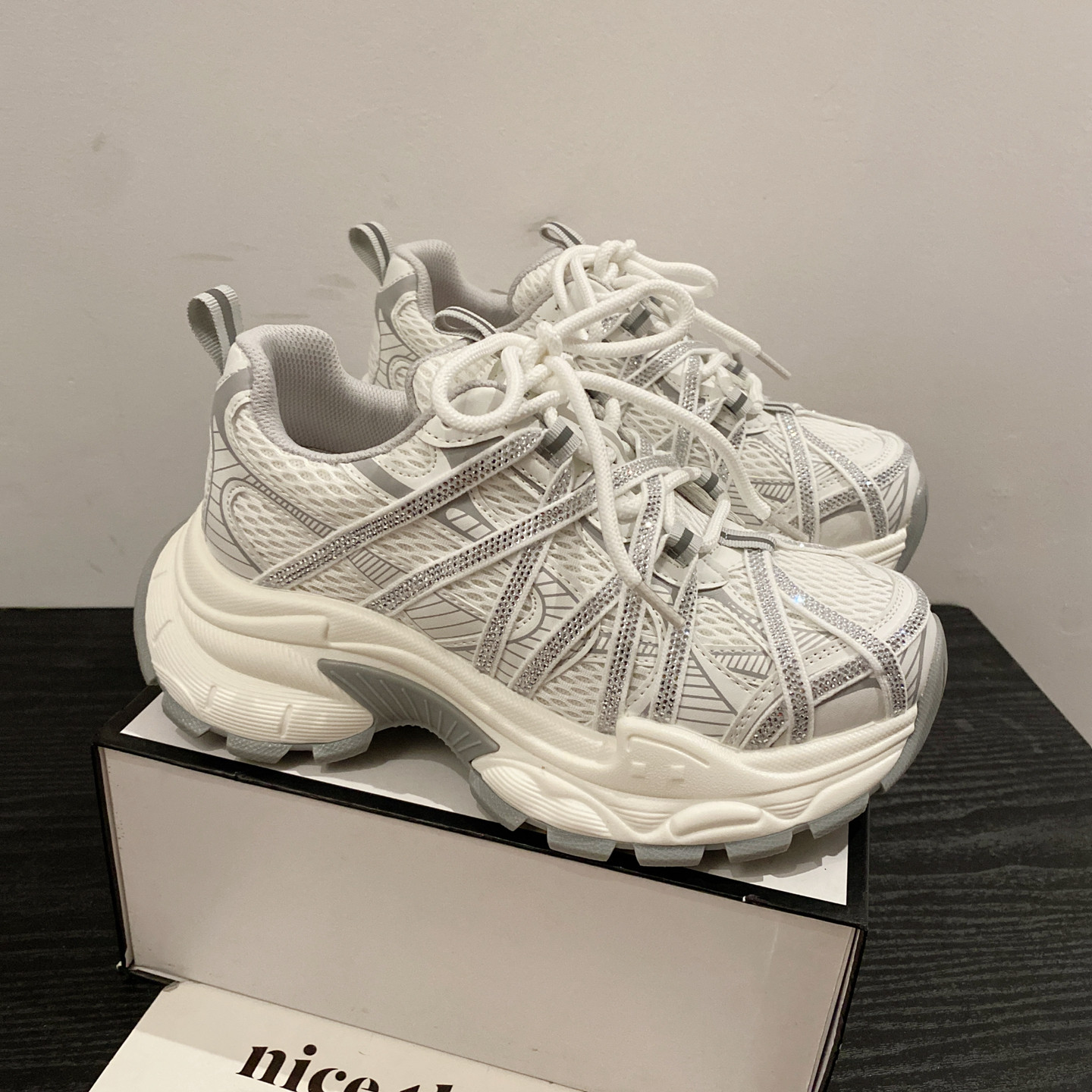 水钻绑带老爹鞋女ins潮2026年新款英伦风真皮网纱透气休闲运动鞋