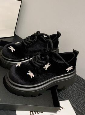 高级感2026年四季新款水钻系带气质复古厚底女松糕单金丝绒满黑色