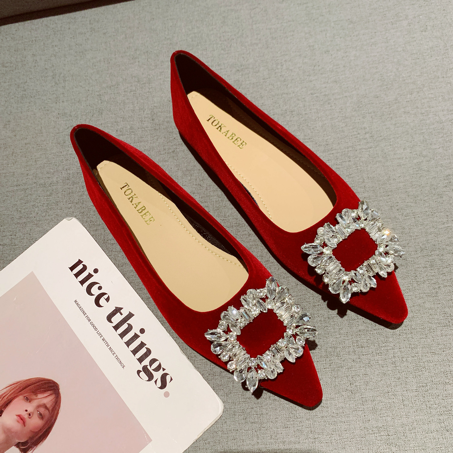 2026年新款韩版气质水钻方扣显瘦尖头平底单鞋女一脚套软底工作鞋