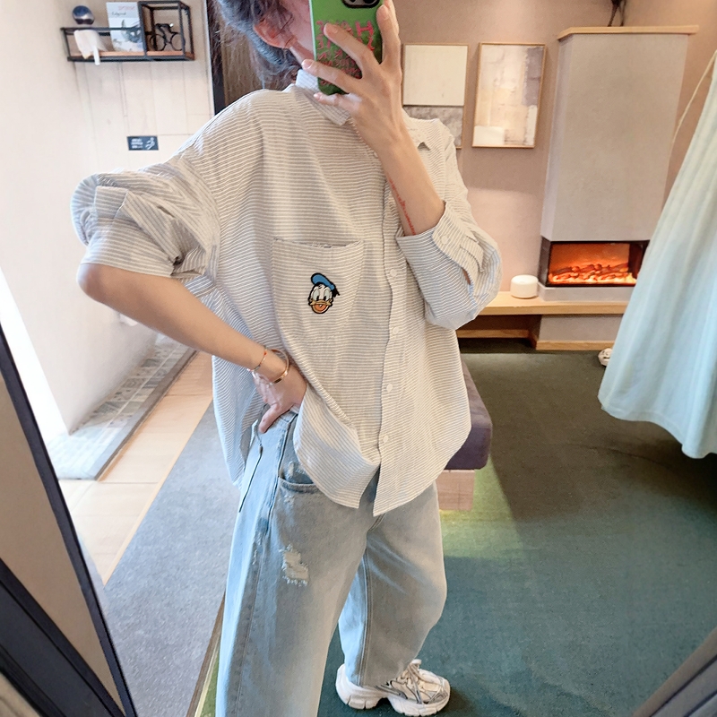 AMYOYOJA春夏新 氛围感蓝条纹泡泡棉翻领割破口袋下摆弧形衬衣女