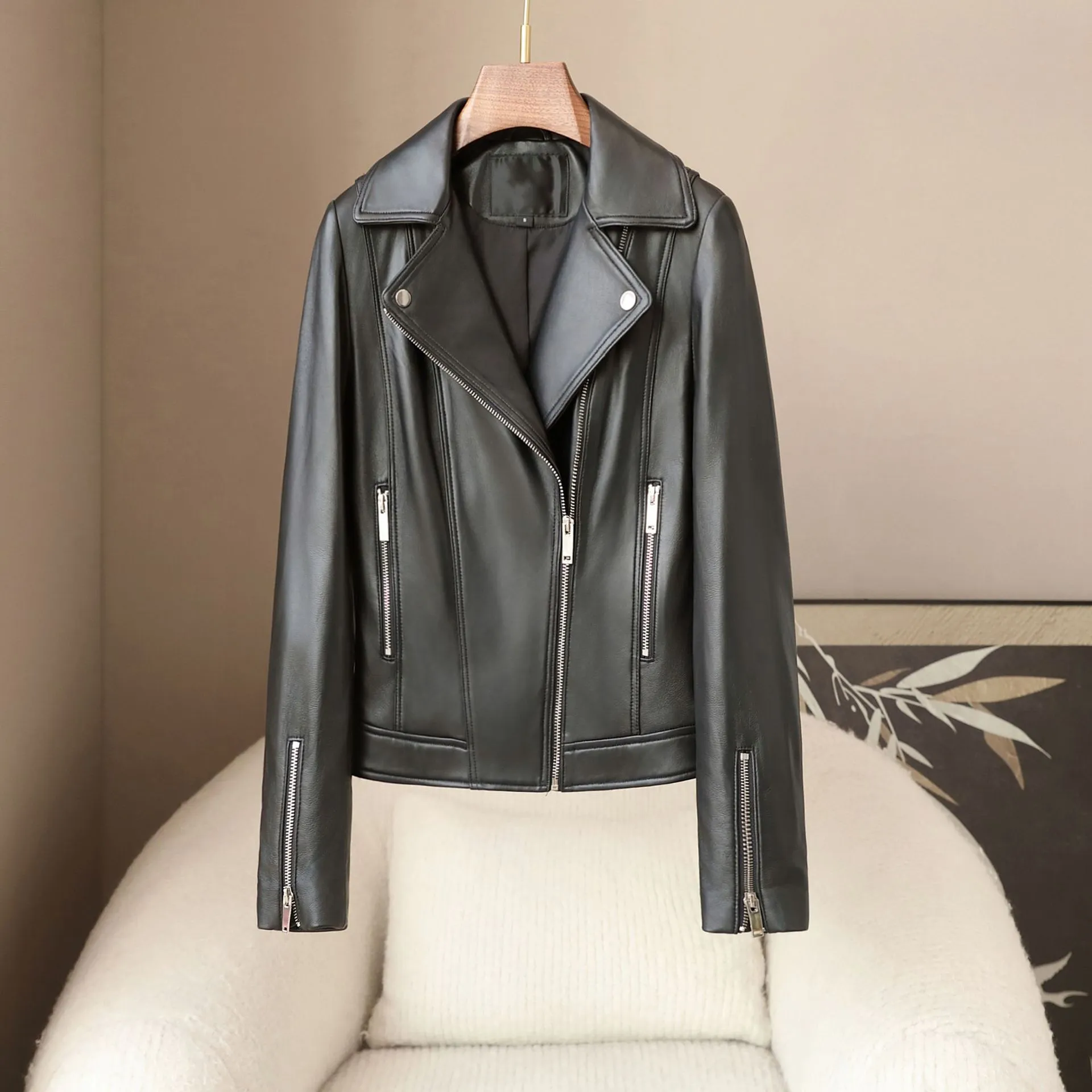 少量服饰2025年春季新款修身短款绵羊皮外套女式机车款真皮皮衣