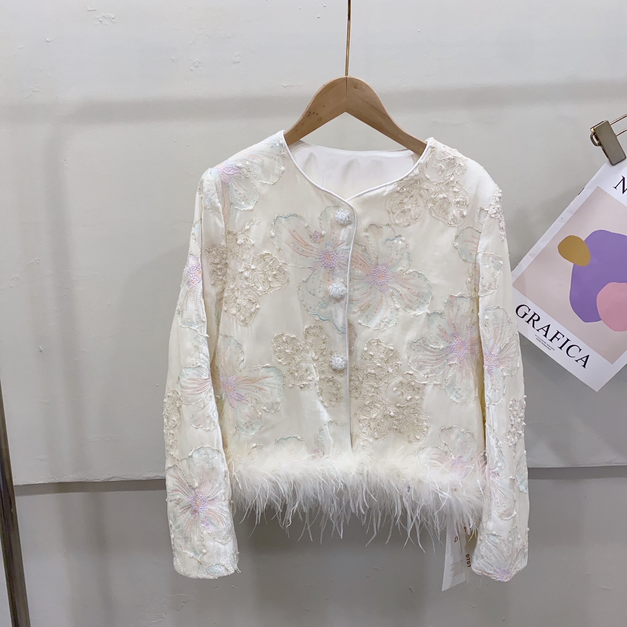 2025年冬季韩版拼接鸵鸟毛羽毛设计重工亮片刺绣复古感国风丝绒