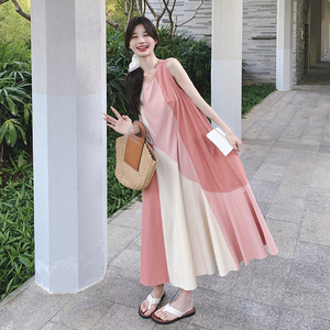 粉色拼接无袖连衣裙女2025年夏季新款宽松显瘦海边度假风背心长裙图片