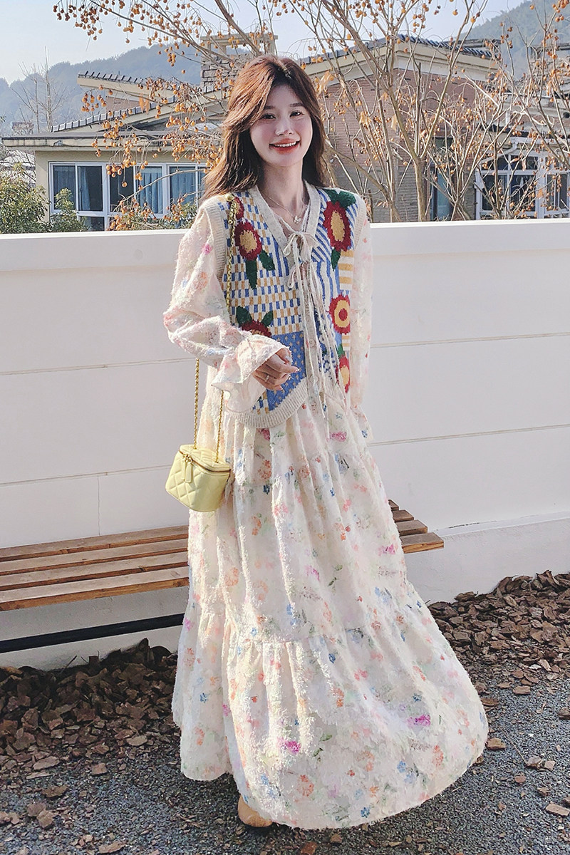 温柔风穿搭V领碎花连衣裙套装女春夏2025新款超火针织马甲两件套,女装套装/套裙,2C069