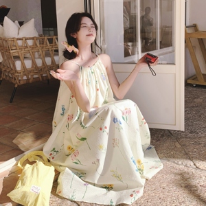 法式复古碎花吊带连衣裙女2025夏季新款超好看高级感度假风长裙图片