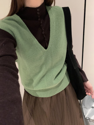 韩国东大门亮色显白深V领针织