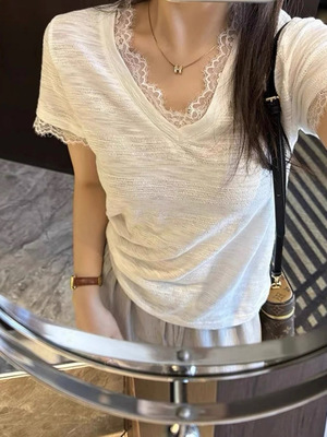 早春甜美蕾丝拼接V领显瘦T恤