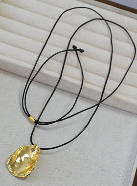 新款春夏黑色皮绳简约黄铜镀金不规则卷曲瓦片吊坠长款项链毛衣链