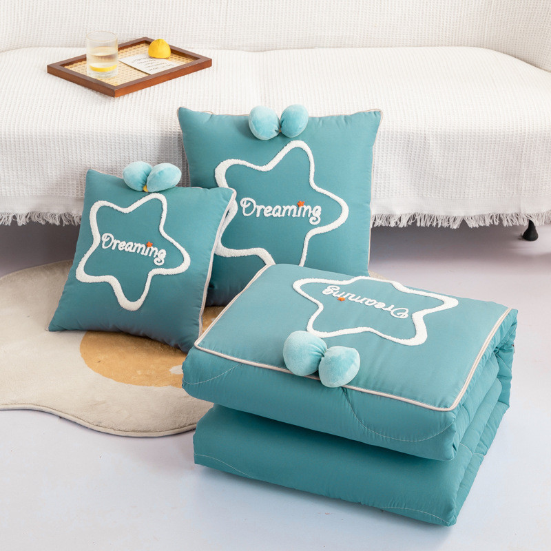 新款水洗亲肤磨毛车盖卡通抱枕被多功能二合一抱枕被午休汽立体被