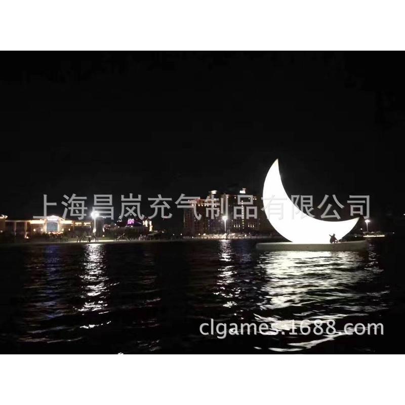 热销厂家月亮2米充气供应弯弯的月亮水上漂浮灯光水上发光月气模