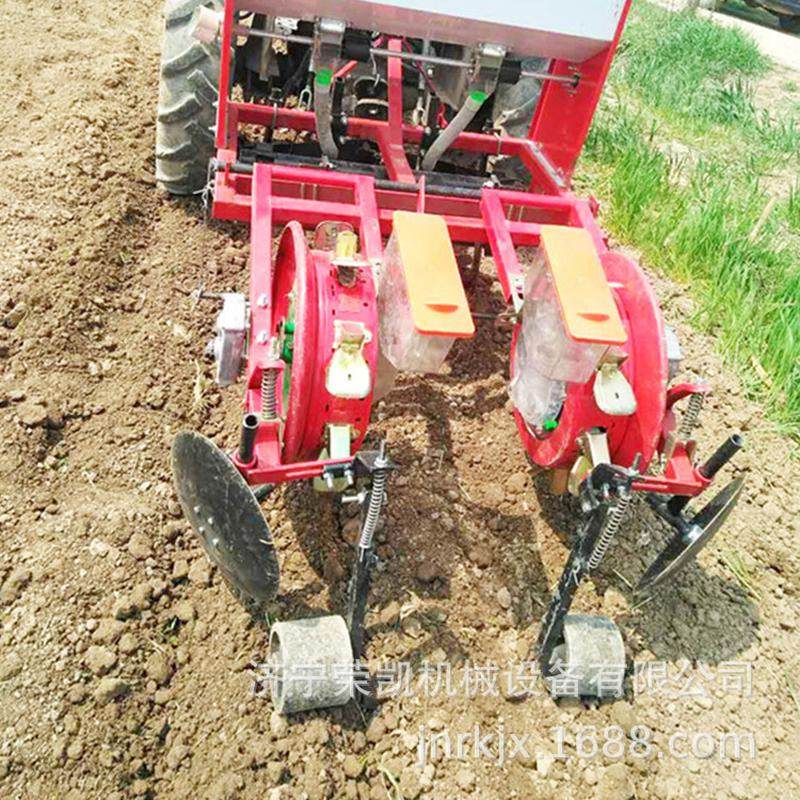 热销新款式上玉米播种机鸭嘴膜花生种植机起垄覆膜施肥播种一体机