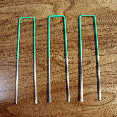 斜尖顶部地钉u型绿色刷漆u型地钉亚马孙人工草皮钉园林地钉