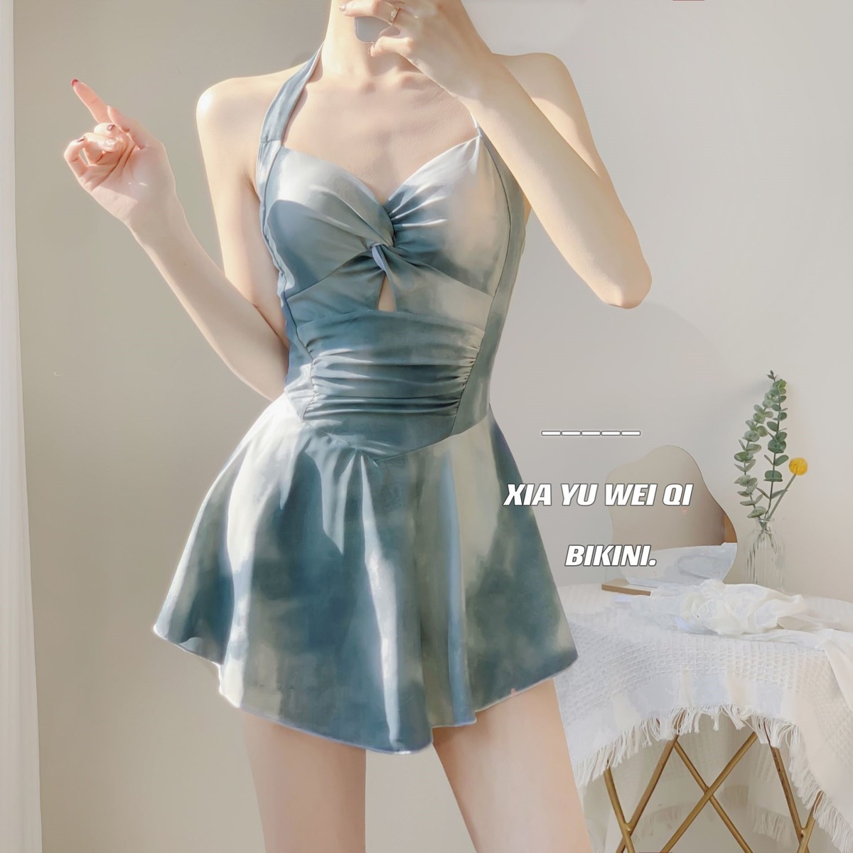 连体泳衣女2024新款高级感扎染蓝色辣妹挂脖裙式保守显瘦海边度假