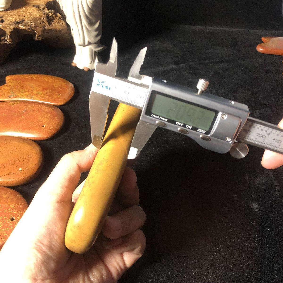 泗水厂家滨红型砭石大刀黄加厚刮痧按摩大板全身通用厚约2.1厘米