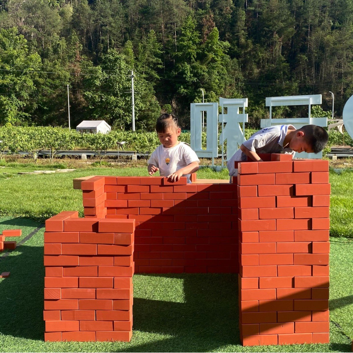 幼儿园构建区拼搭积木安吉游戏古老红砖房大型户外积木建筑房益智