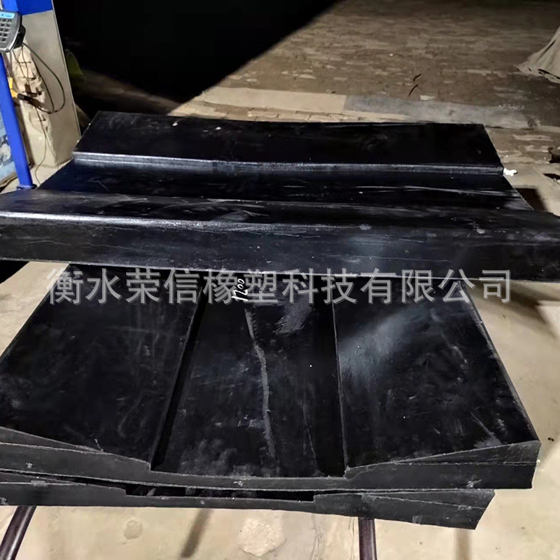 定制橡鞍座u型橡胶胶卷运输橡胶板加工橡胶制品固定胶座