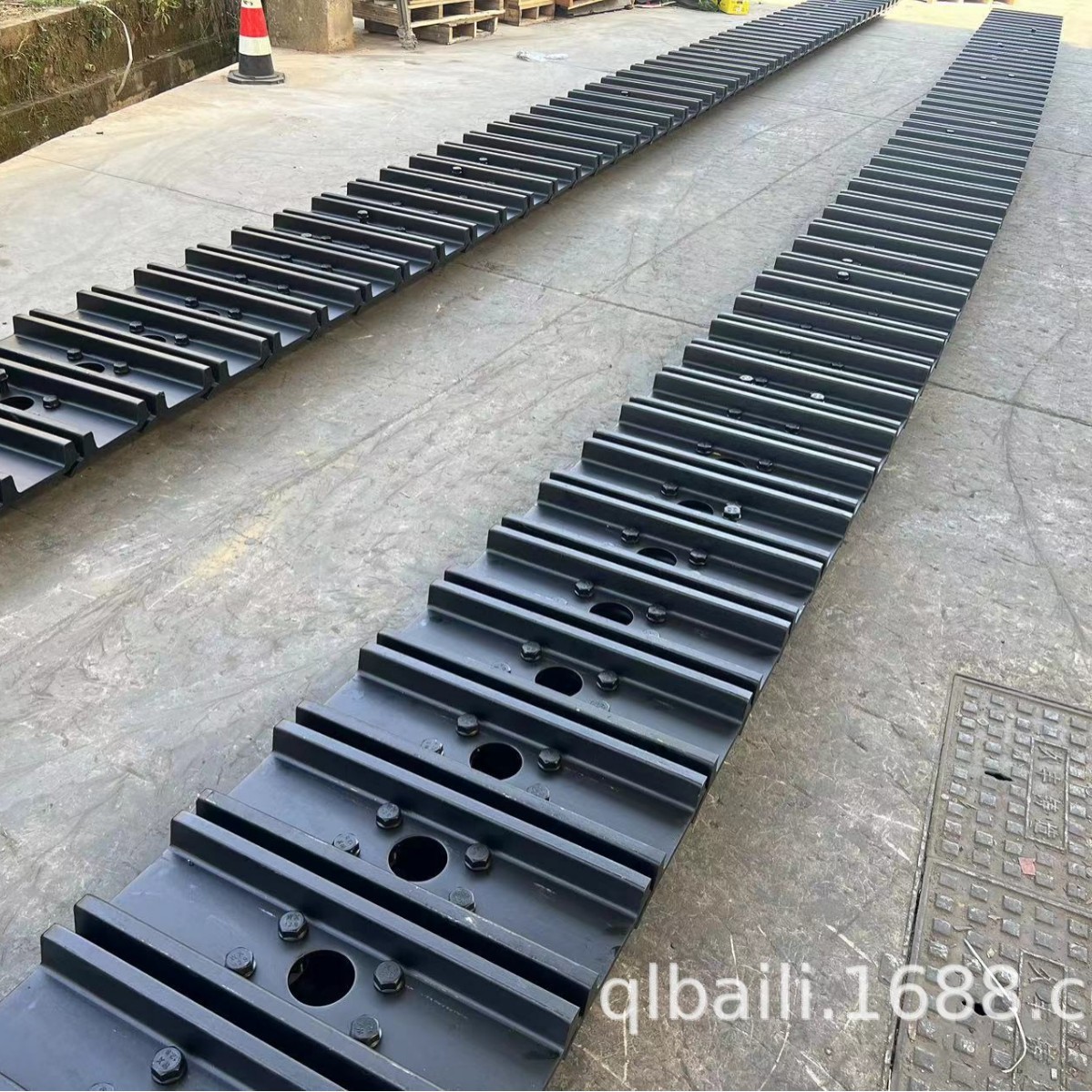 热销挖掘机引导轮山推推土机引导轮工程机械底盘配件四轮一带