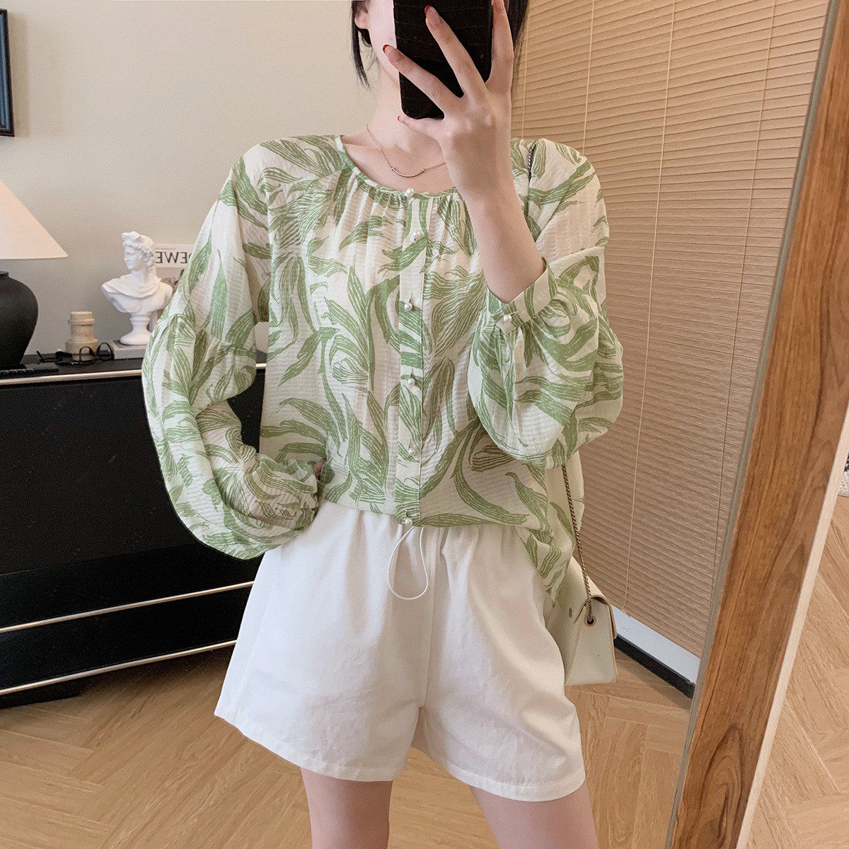 春不晚法式度假风植物印花珍珠扣长袖防晒女夏季小衫宽松薄款上衣