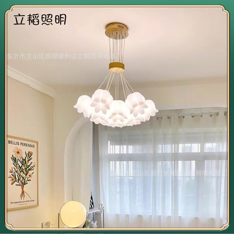 热销铃兰白法式奶油风主卧花朵灯具简约现代客厅网红吊灯房间卧室