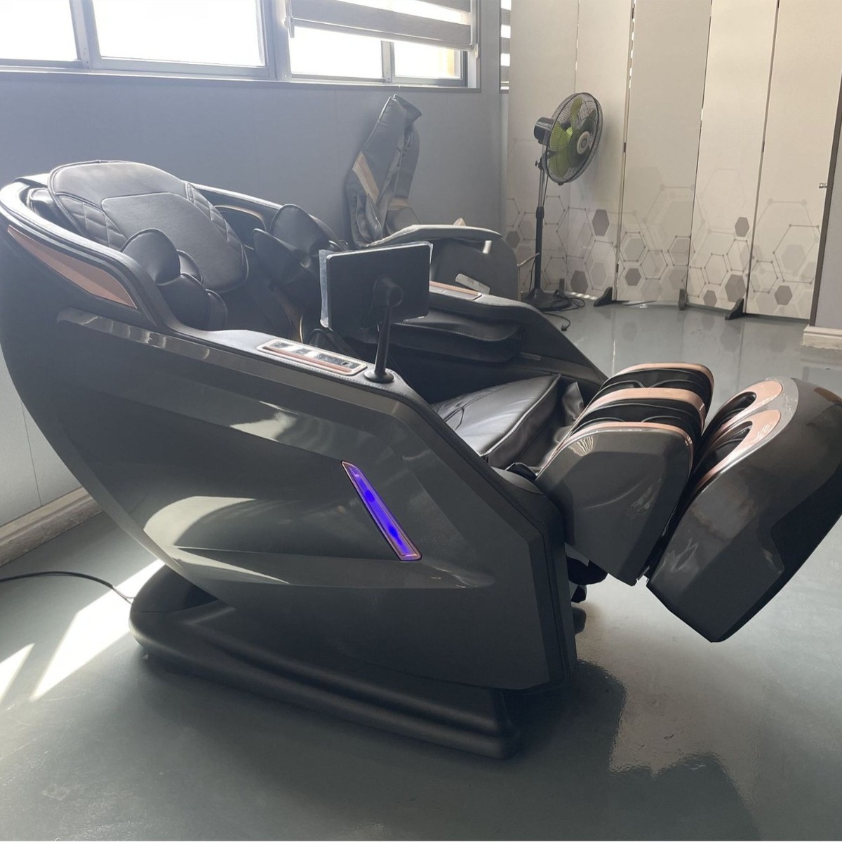 热销智能语音按摩椅家用全身电动多功能豪华智能太空舱按摩沙发