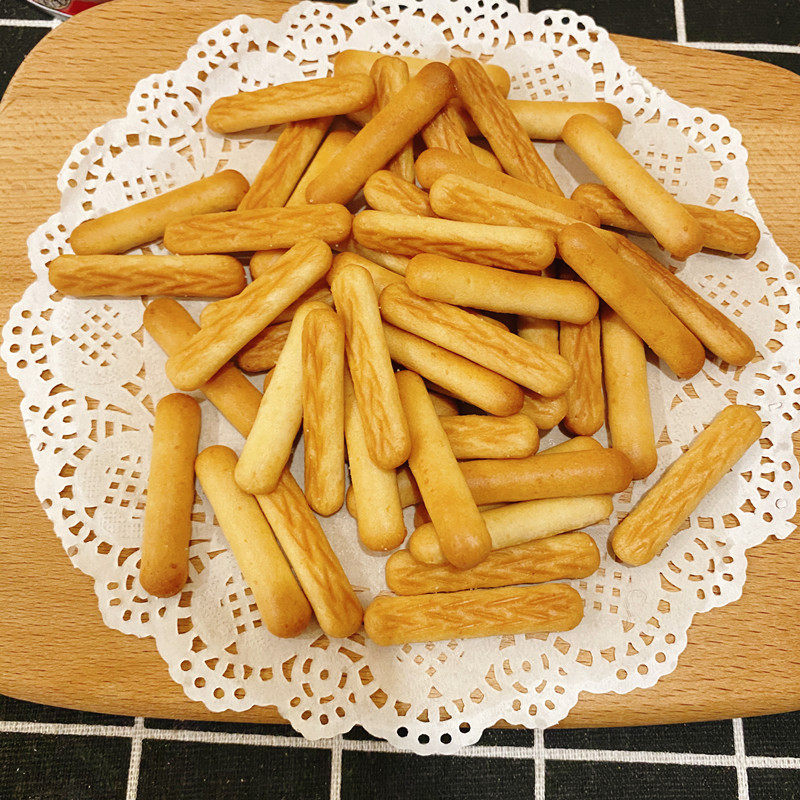 现货藤野一村日式海盐味手指饼干磨牙棒棒饼网红零食138克红罐装