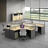 Офисная стола и комбинированные стул Сотрудники Офисная раздел простые работы с четырьмя рабочими компьютером и комбинированной позицией стула