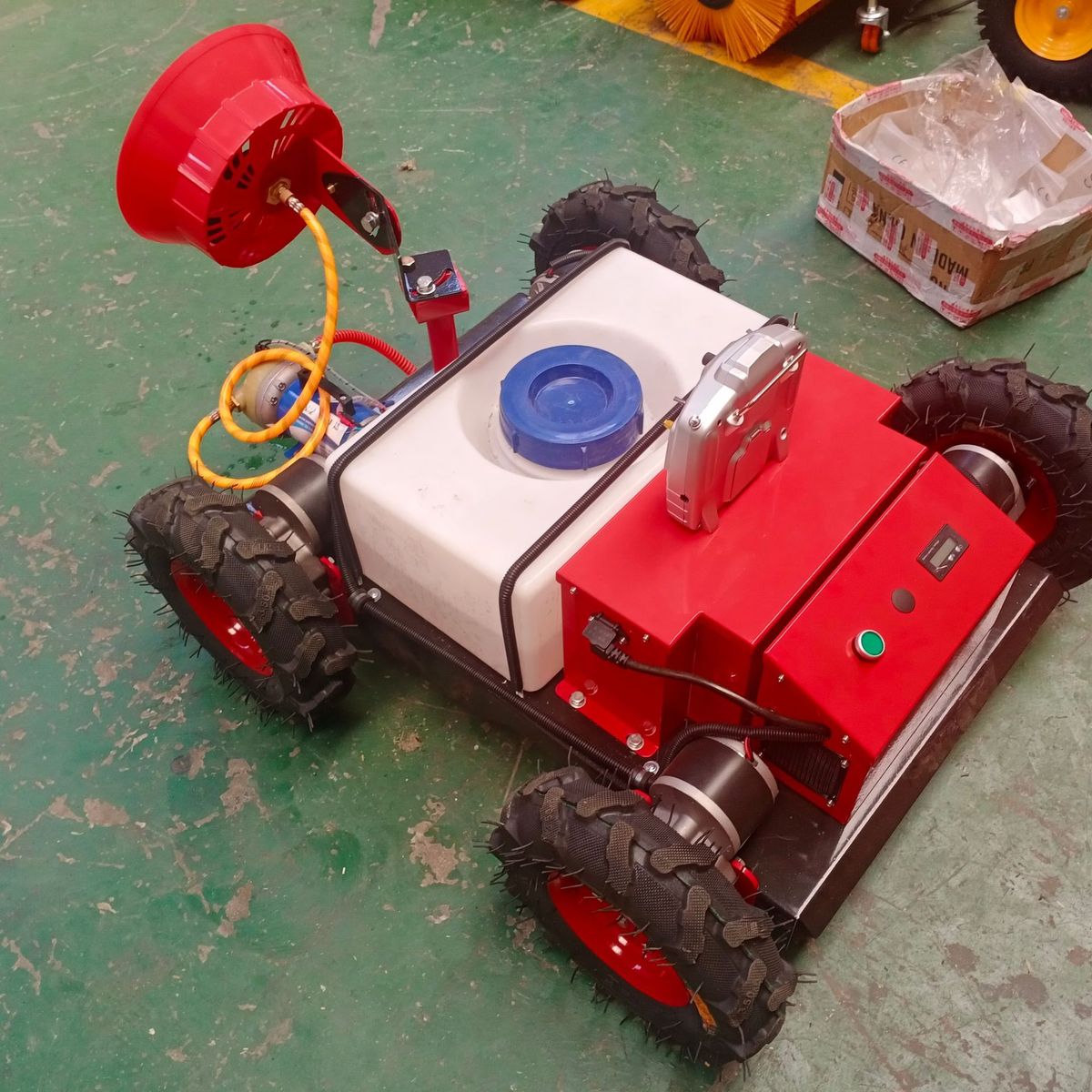 小型履带式遥控割草机出口剪草地形智能果园草坪绿化带全割草机