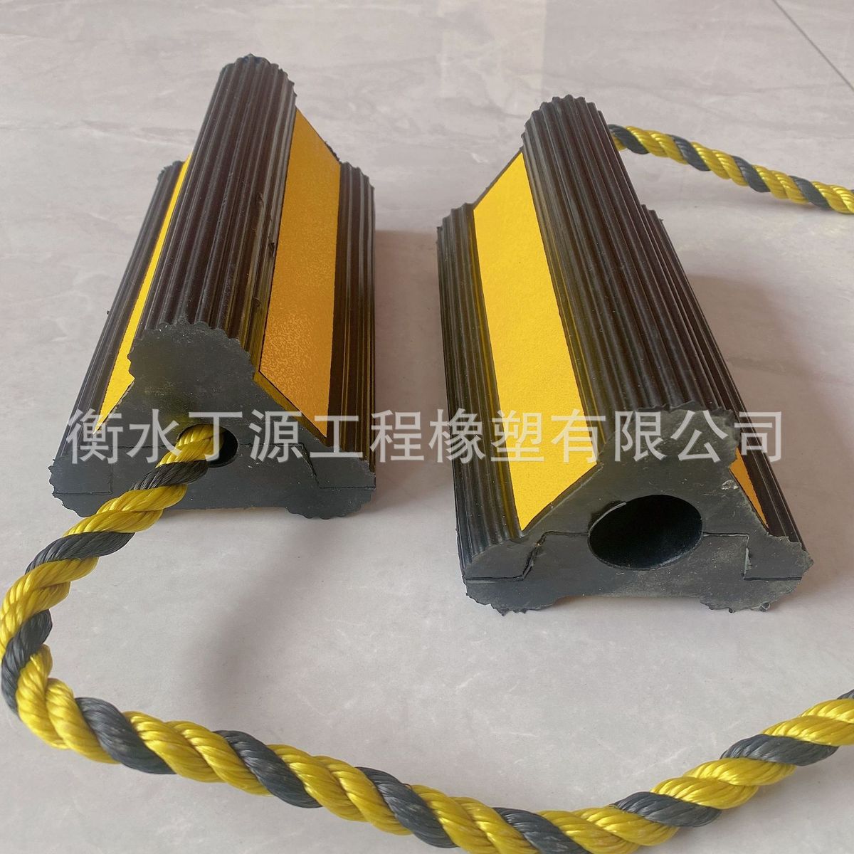现货供应橡胶止退器机轮挡210*110*100汽车斜坡固定车位倒车飞