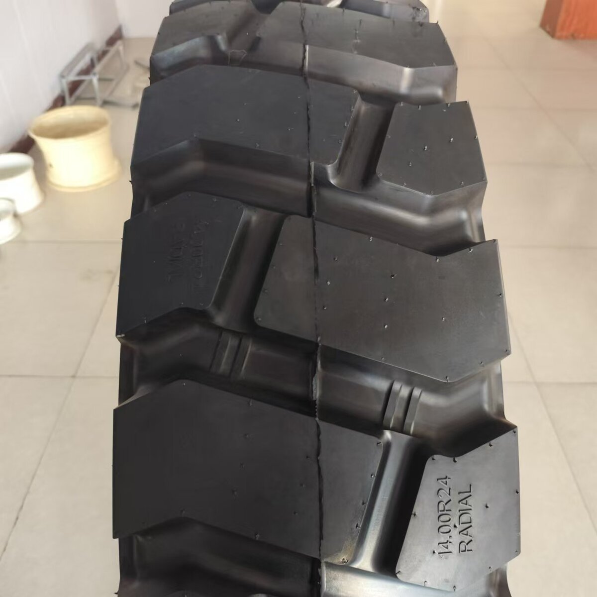 供应朝阳14.00R24矿用宽体自卸车轮胎港口叉车正面吊堆高机