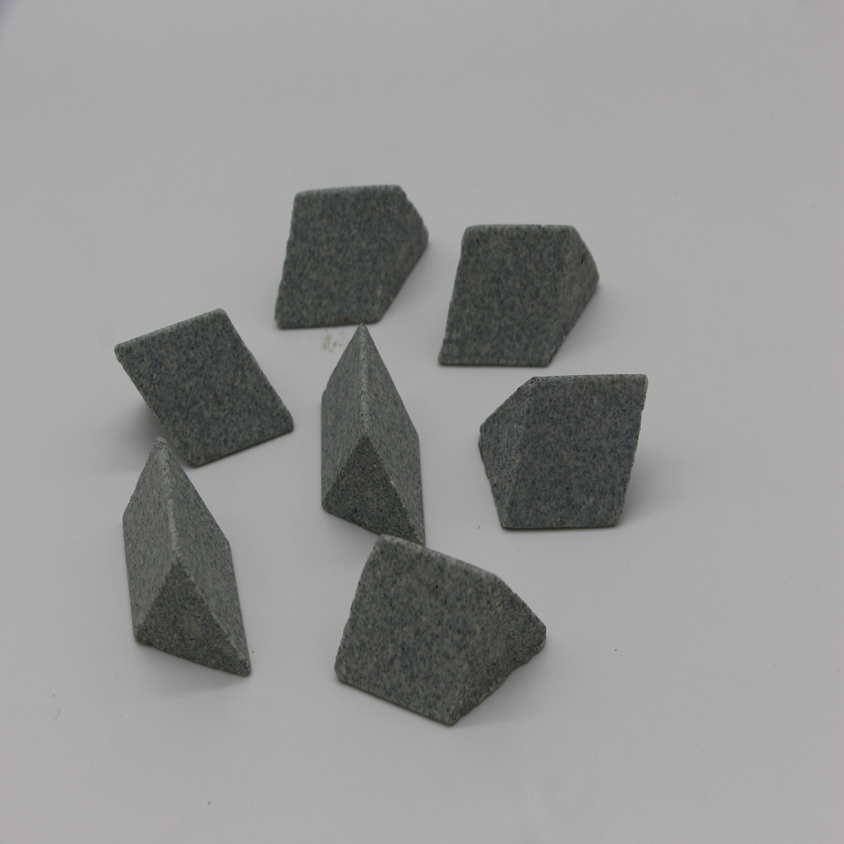 热销研磨石厂家斜棕刚玉三角研磨石直三角圆球磨料去毛刺去披锋