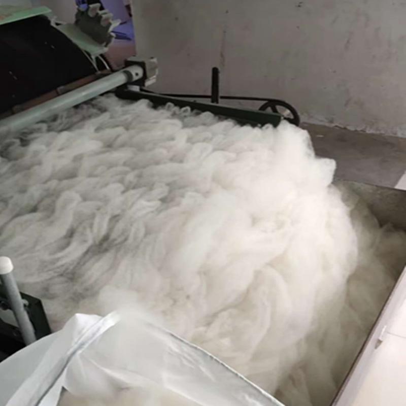 热销厂家直供精梳原料羊绒纺织细支干净无味细支羊绒被服填充羊绒