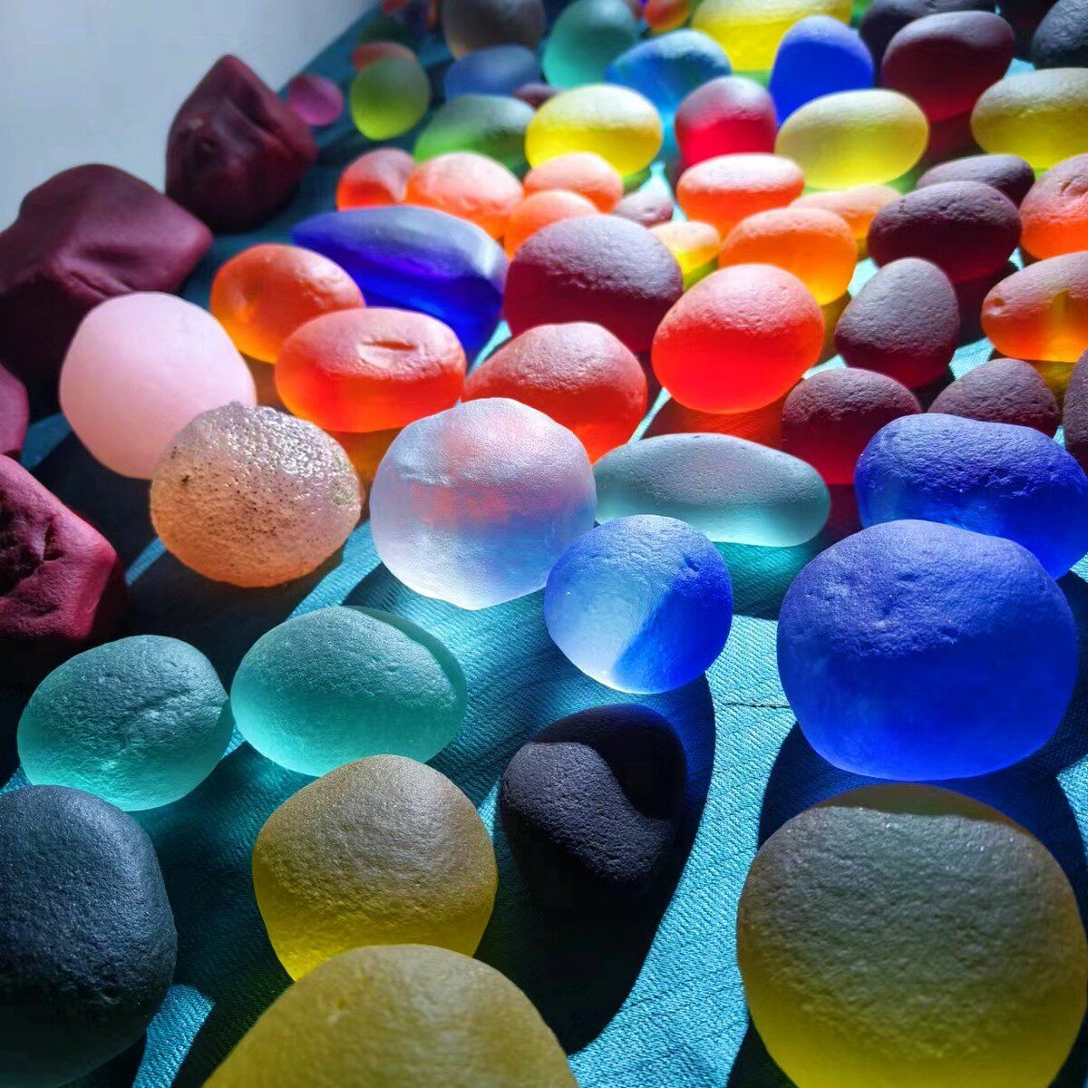 玻璃卵石磨砂海玻璃石厂家批发的海玻璃漂亮彩色石头水族造景装饰