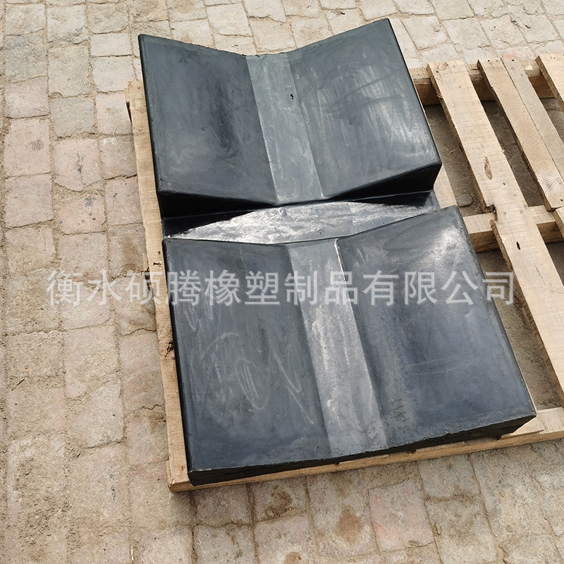 厂家批发卷铝橡胶垫板钢卷橡胶板防滑v型垫橡胶鞍座凹槽吊装款