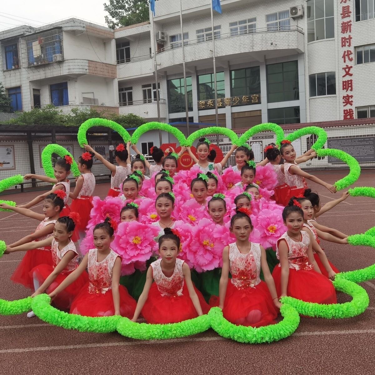 阳光下的花朵舞蹈绿色半圆形花环儿童表演牡丹花成人广场舞道具